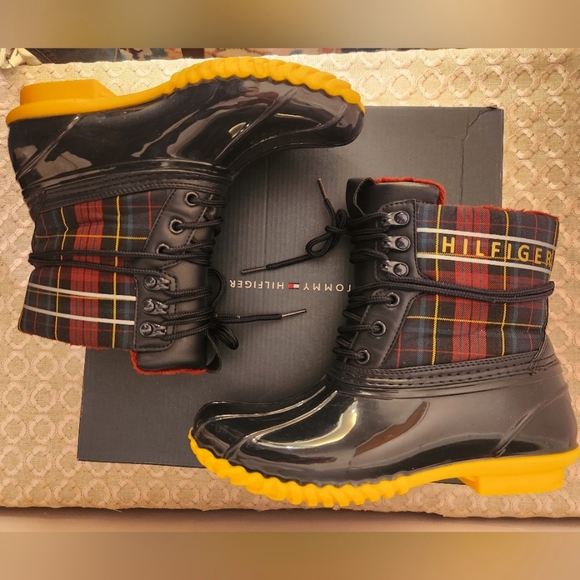 NIB Tommy Hilfiger Women's Hessa Duck Boots Size 7, Navy - Picture 2 of 10